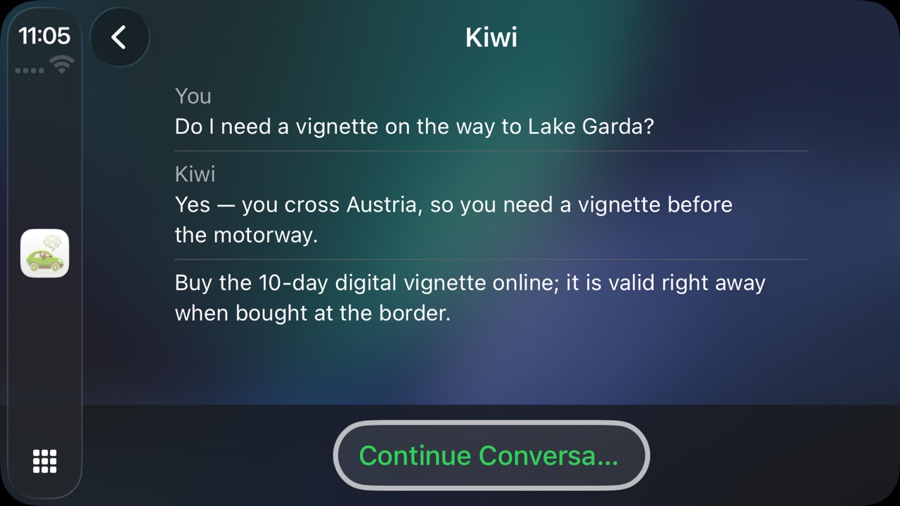Eine Kiwi-Antwort auf dem CarPlay-Display: gefragt, ob auf dem Weg zum Gardasee eine Vignette nötig ist, erklärt Kiwi, dass die Route durch Österreich führt, und rät zum Kauf einer digitalen 10-Tages-Vignette