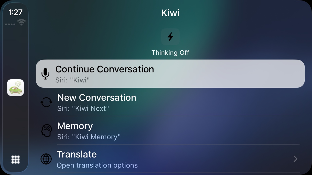 Der Kiwi-Startbildschirm in Apple CarPlay mit vier Aktionen — Gespräch fortsetzen, Neues Gespräch, Merken und Übersetzen — jede mit ihrem Siri-Satz beschriftet