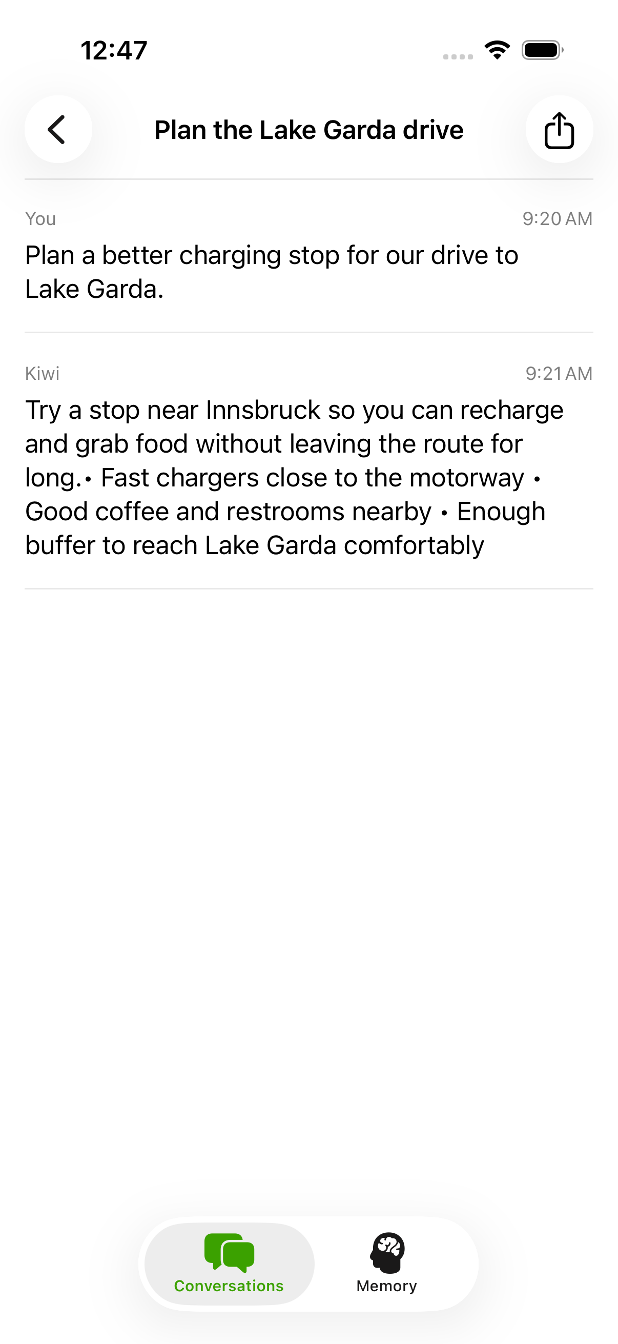Die Kiwi-iPhone-App zeigt ein vollständiges Gespräch mit dem Titel „Die Gardasee-Fahrt planen“ samt kompletter Antwort und einer Teilen-Schaltfläche